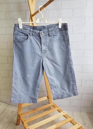 Світло-сірі джинсові шорти (*є утяжка)👬
фірми h&m
13/14 років (164см)
стан: добрий