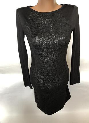 Красивое чёрное платье в обтяжку