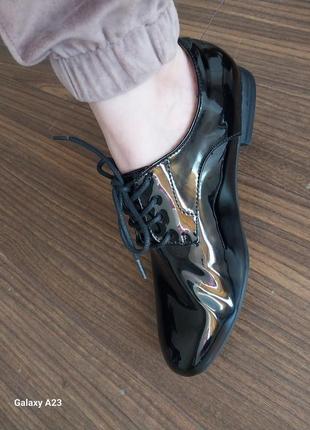 Нові лакові жіночі туфлі на шнурках