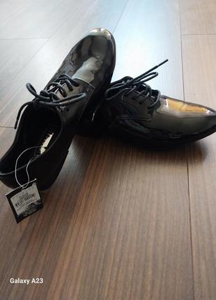 Новые лаковые женские туфли на шнурках2 фото