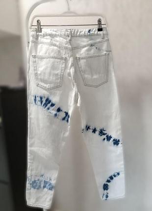 Джинсы мом в стиле тай-дай неординарные джинсы mom2 фото