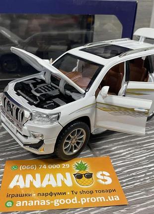 Машинка джип toyota prado белый металлический 20см масштаб 1:24 ,открывается все, горят фары ,звук