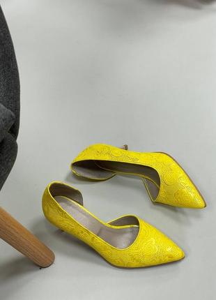 Желтые туфли лодочки на маленькой шпильке из кожи с эксклюзивным тиснением5 фото