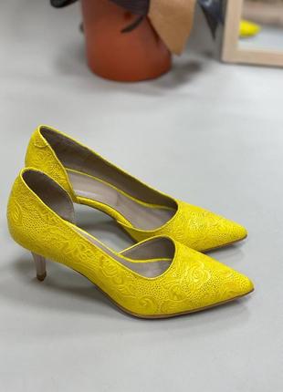Желтые туфли лодочки на маленькой шпильке из кожи с эксклюзивным тиснением4 фото
