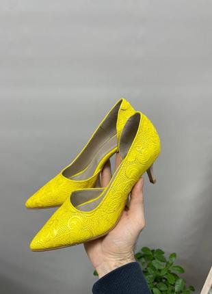 Желтые туфли лодочки на маленькой шпильке из кожи с эксклюзивным тиснением10 фото