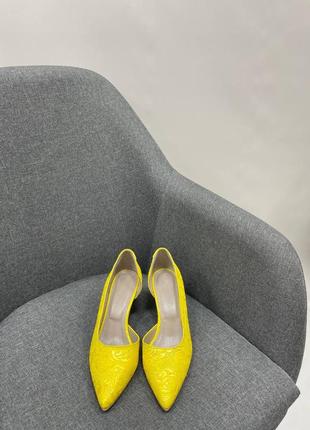 Желтые туфли лодочки на маленькой шпильке из кожи с эксклюзивным тиснением8 фото