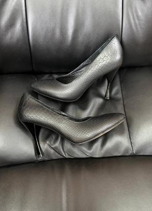 Базовые бежевые кремовые туфли лодочки на шпильке кожаные4 фото
