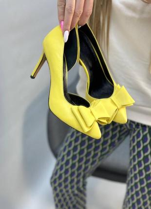 Желтые кожаные туфли лодочки с бантиком на шпильке6 фото