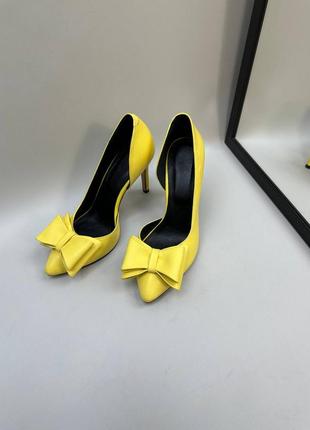 Желтые кожаные туфли лодочки с бантиком на шпильке9 фото