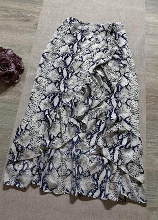 Актуальная юбка в красивый принт с имитацией запаха2 фото