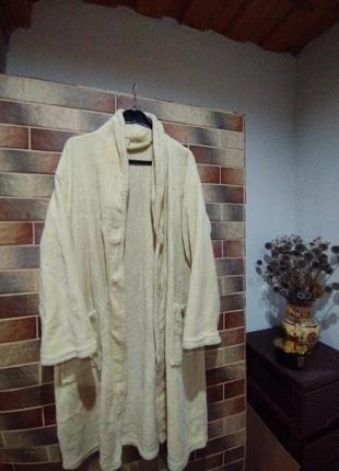 Домашний плюшевый халат молочного цвета.