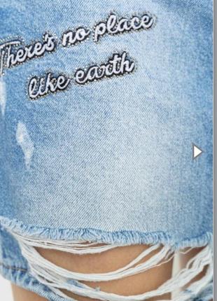 Юбка джинсовая с потертостями с надписями голубая качественная на талии высокая посадка брендовая фирменная короткая средняя рваный низ синяя3 фото