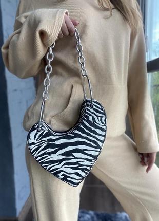 Сумка на плечо зебра черно-белая стильная женская сумочка серебряная цепочка6 фото