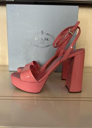 Босоніжки prada