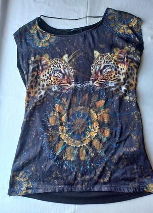 Две женских футболки