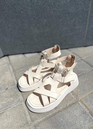 Босоножки женские кожаные молочного цвета