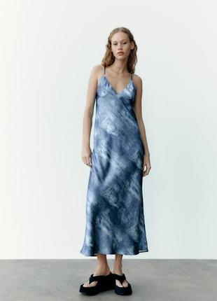 Сукня з атласу з принтом