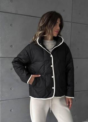 Осіння жіноча стьогана чорна курточка осінь тренд 2023