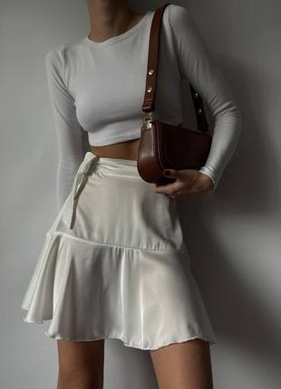 Женское нежное белое молоко элегантная короткая мини шелковая юбка лето тренд 20232 фото