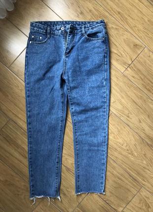Новые джинсы с необработанными краями