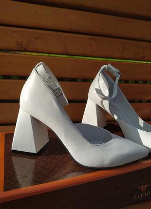 Белые женские кожаные туфли на каблуке с ремешком lirio5 фото