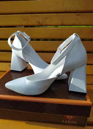 Белые женские кожаные туфли на каблуке с ремешком lirio1 фото