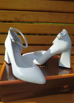 Белые женские кожаные туфли на каблуке с ремешком lirio3 фото