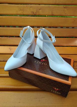 Белые женские кожаные туфли на каблуке с ремешком lirio6 фото