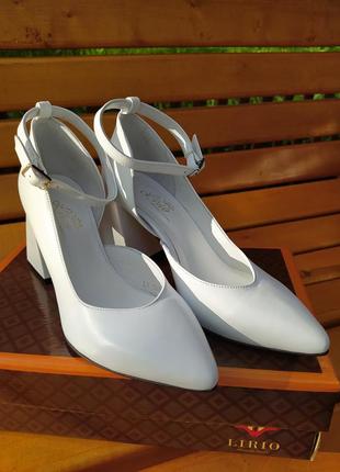 Белые женские кожаные туфли на каблуке с ремешком lirio2 фото