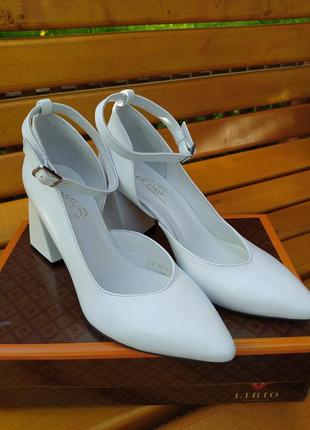 Белые женские кожаные туфли на каблуке с ремешком lirio4 фото