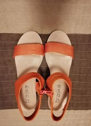 Продам босоніжки