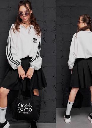 Свитшот для девочки стилизован под бренд