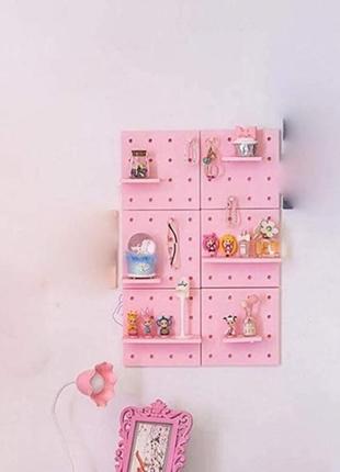 Подвесная настенная панель skadis полка-органайзер на стену со сменными крючками розовая4 фото