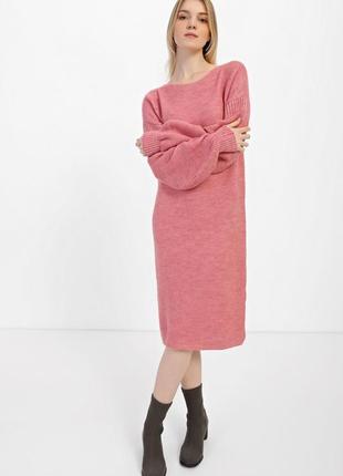 Женское вязанное платье оверсайз розового цвета. модель pw757