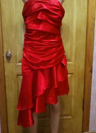 Красное нарядное вечернее платье с драпировкой, скошенный низ