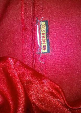 Красное нарядное вечернее платье с драпировкой, скошенный низ4 фото