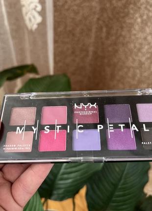 Палетка теней и пигментов для глаз и лица nyx professional makeup mystic petals shadow palette