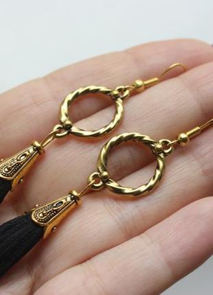 Серьги серёжки кисти кисточки чёрные длинные модные с золотом2 фото
