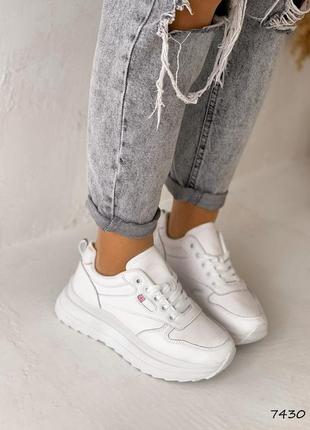 Базовые белые женские кроссовки весенне-осенние на високой подошве кожаные/кожа-женская обувь8 фото