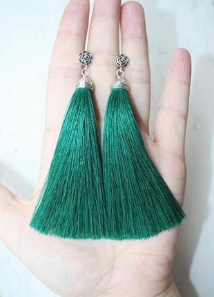 Серьги серёжки кисти кисточки пышные зелёные изумрудные нарядные с розочкой1 фото