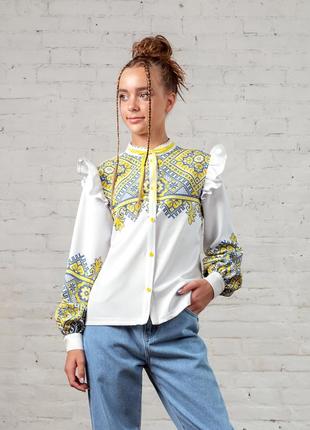 Блузка з довгим рукавом біла з жовто-блакитним орнаментом для дівчинки (арт. 2622200202)