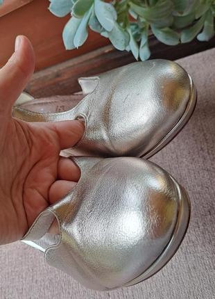 100% кожа фирменные супер удобные серебряные туфли на каблуке6 фото