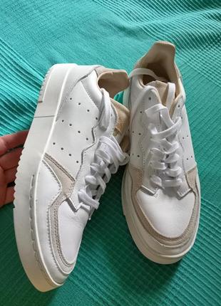 Роскошные белоснежные кроссовки adidas super court1 фото