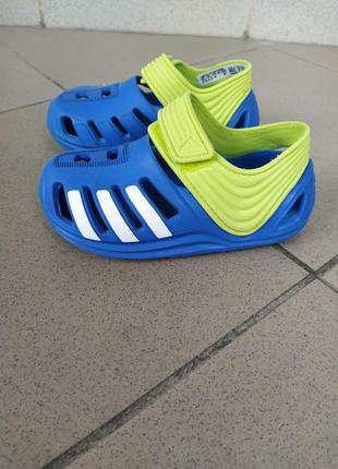 Босоніжки adidas.