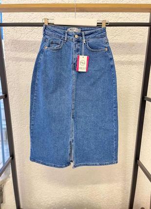 Женская джинсовая стрейчевая юбка с обработанным краем3 фото