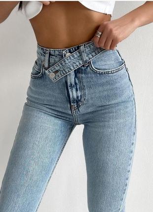Женские джинсы клеш с разрезами1 фото