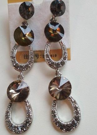 Серьги длинные нарядные серебристые с камушками