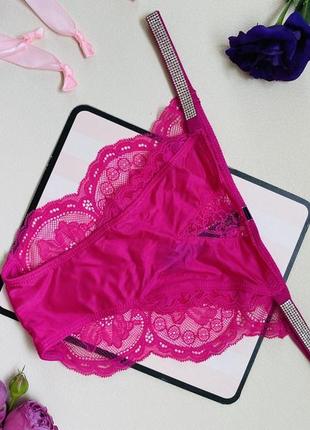 Трусики с камешками victoria's secret micro lace fuschia frenzy shine strap cheekini panty