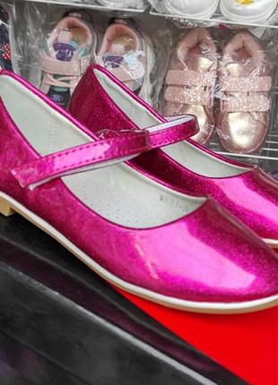 Маломерки, узкий носок берем 1-1,5 см.малиновые лаковые туфли для девочки блестящие маломерки1 фото