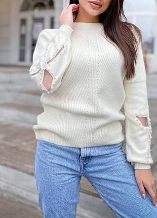 Ніжний жіночий светр з мережевими вставками на рукавах3 фото